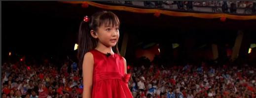 9岁女孩在全世界面前张嘴，唱的却是另一个7岁女孩的声音。
张艺谋团队把两个孩子的