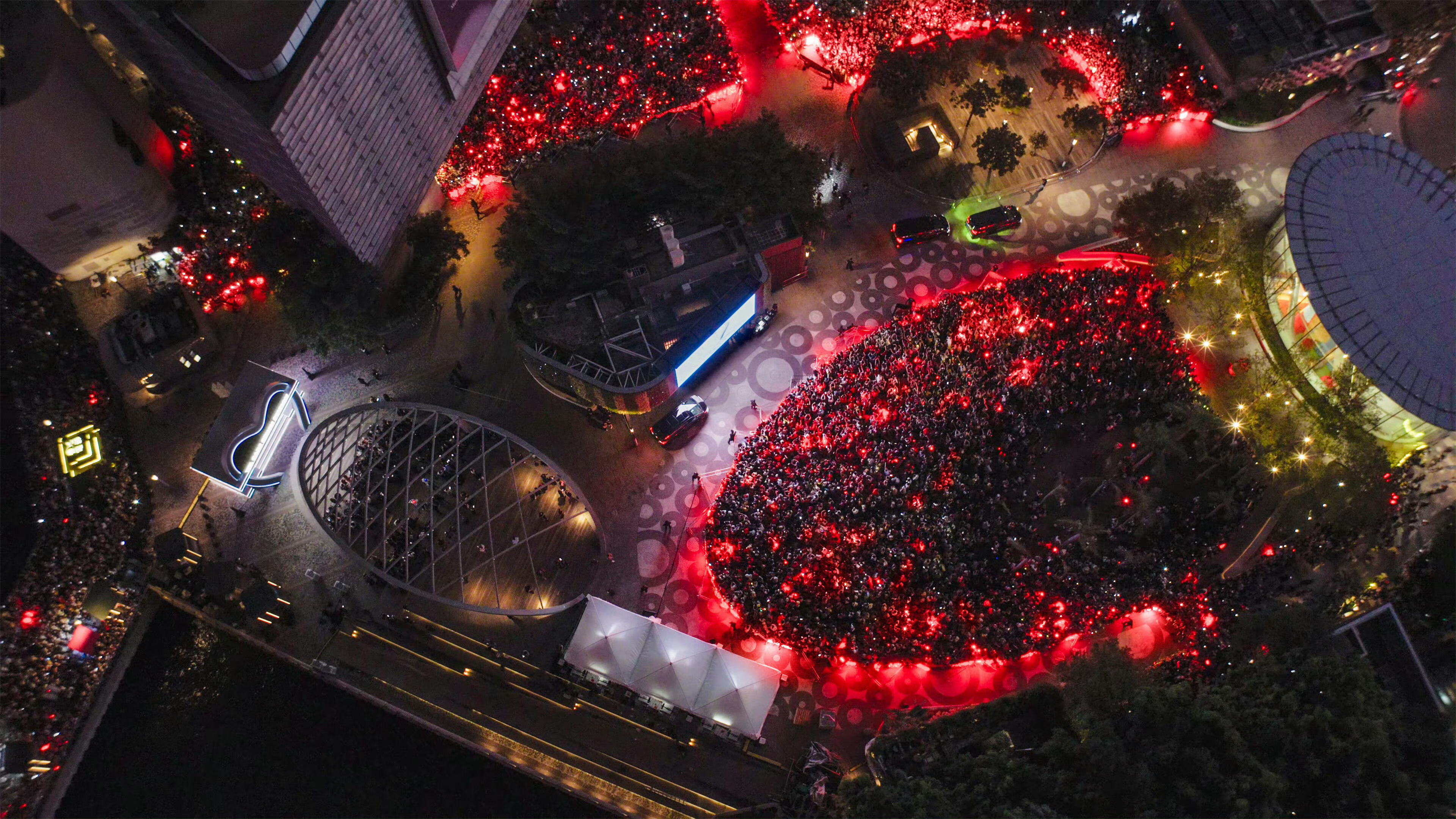 2026年七夕，肖战以YSL护肤全球代言人身份亮相香港尖沙咀K11MUSEA，现