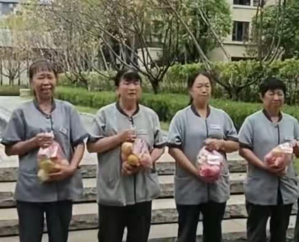 网传重庆一小区物业给保洁员发放中秋礼品，但拍完照后礼品被收回！物业回应：系补拍照