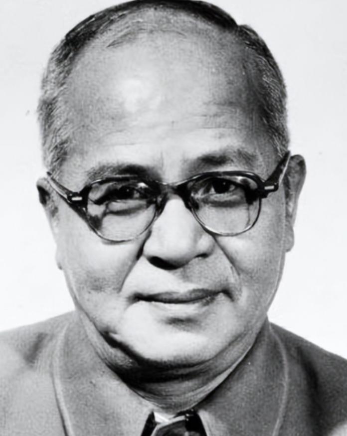 1969年，在北京刑场边的老槐树下，60岁的吴晗被捆在树上，可围观的人群里，有他