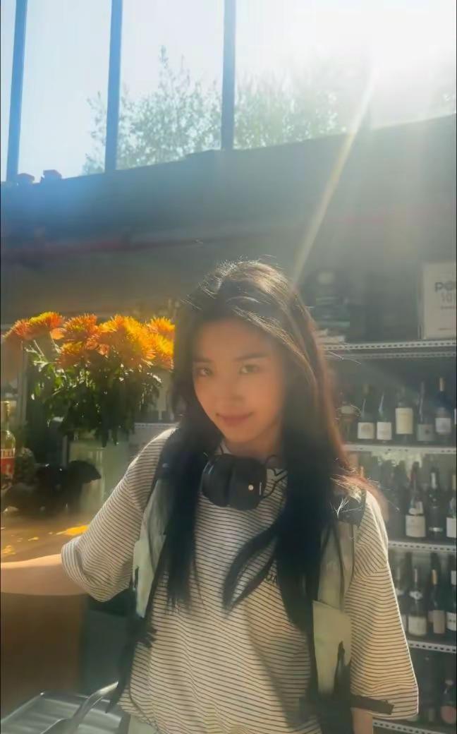 “做一个简单的人，给时间时间，放过去过去，让开始开始，在路上看世界，在途中寻自己