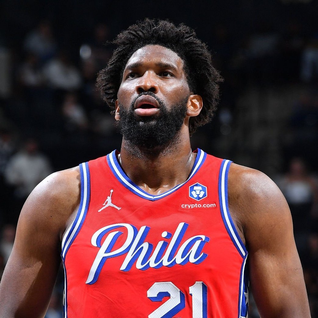 恩比德今天腹部剧痛被诊断为阑尾炎，下午在休斯敦接受了手术。看样子应该是急性阑尾炎