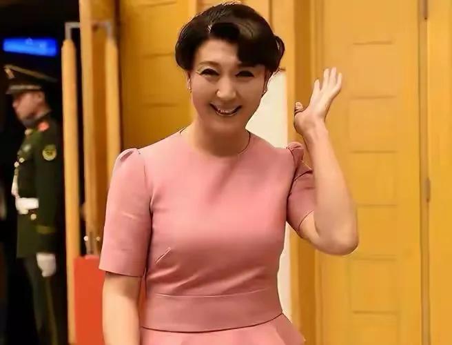 闫学晶回击哭穷后的讨论：不要再酸黄瓜了，在钱的面前，谁也别装，但是谁也别挣掉价的