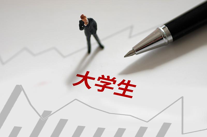 外地人说湖南人很幽默，凡是家里背书包的，不管是上幼儿园，还是小学，初中，大学，大
