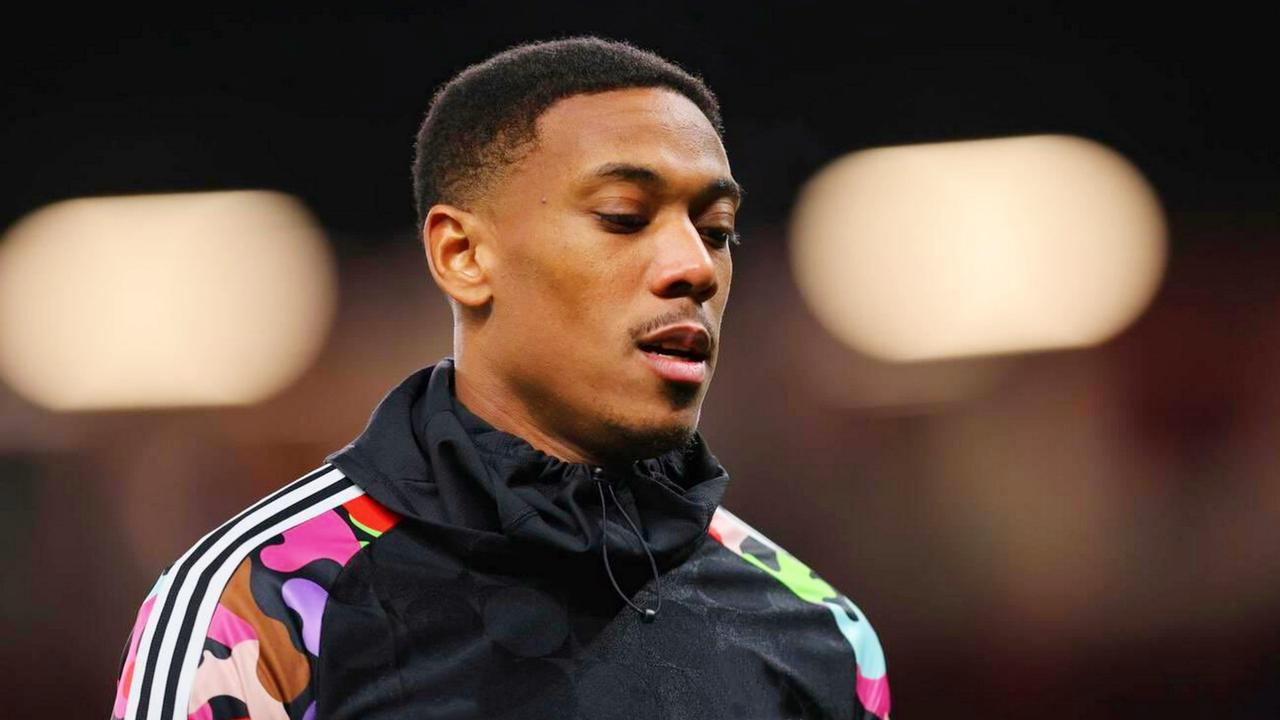 马夏尔因不满自己未被换上而发火，他的态度也激怒了球队主帅。
球队决定对他进行处罚