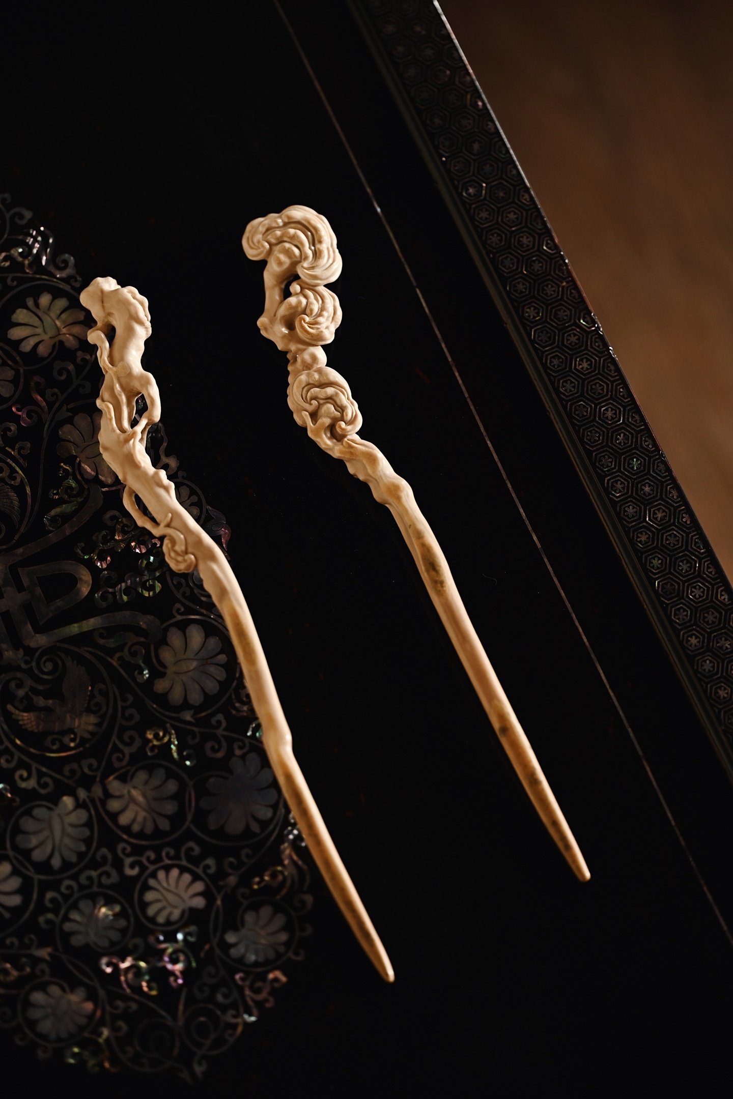 猛犸 | 灵芝 发簪 择取咖料，色泽沉稳，形制简约，雕刻灵芝层叠分明，发簪纤长玲