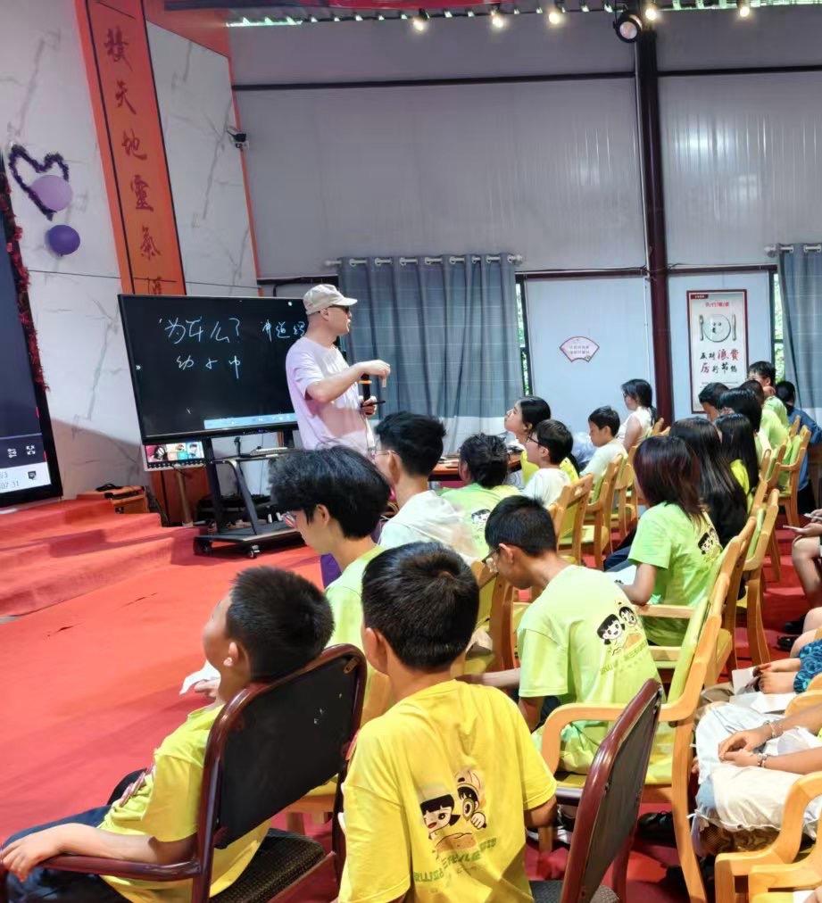 8月1日，小明老师会理营地青少年认知提升课总结：
1. 重温真实历史，触摸战争真