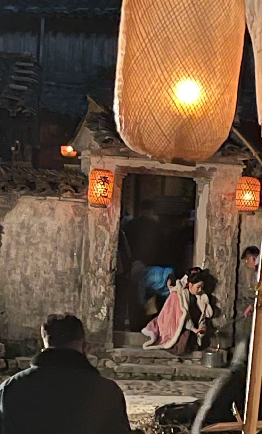 是不是李祯 ！！！我认识这披风！！！[偷笑] 杨紫李祯   今晚有夜戏 李祯这是