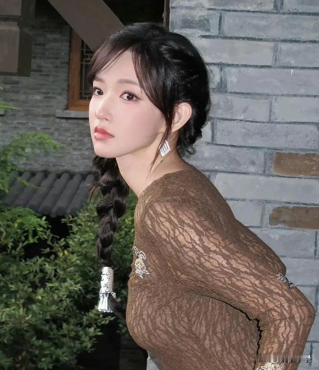 怪不得程潇被叫“真人芭比”，脸和身材都很像，活脱脱就是芭比本人！[灵光一闪][灵