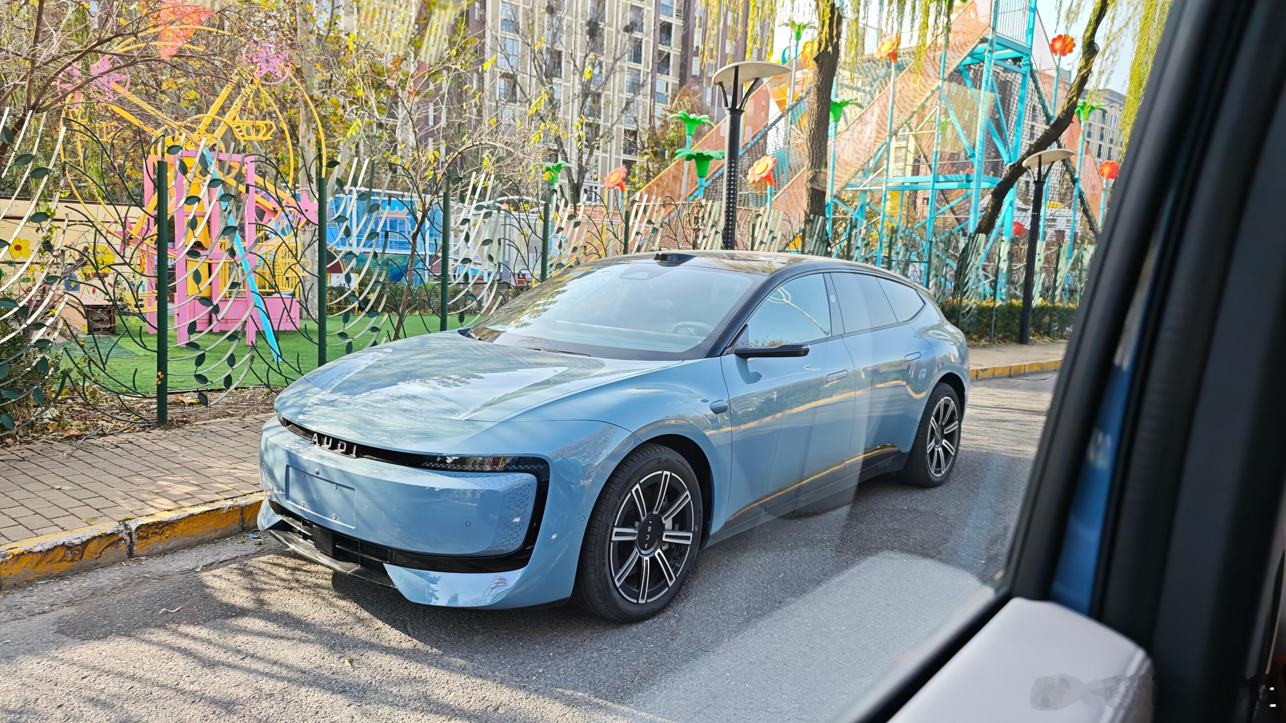 这车最近这么火么身边的朋友都提了然后小区附近又看到一台全新没牌的姿态真的太德味儿