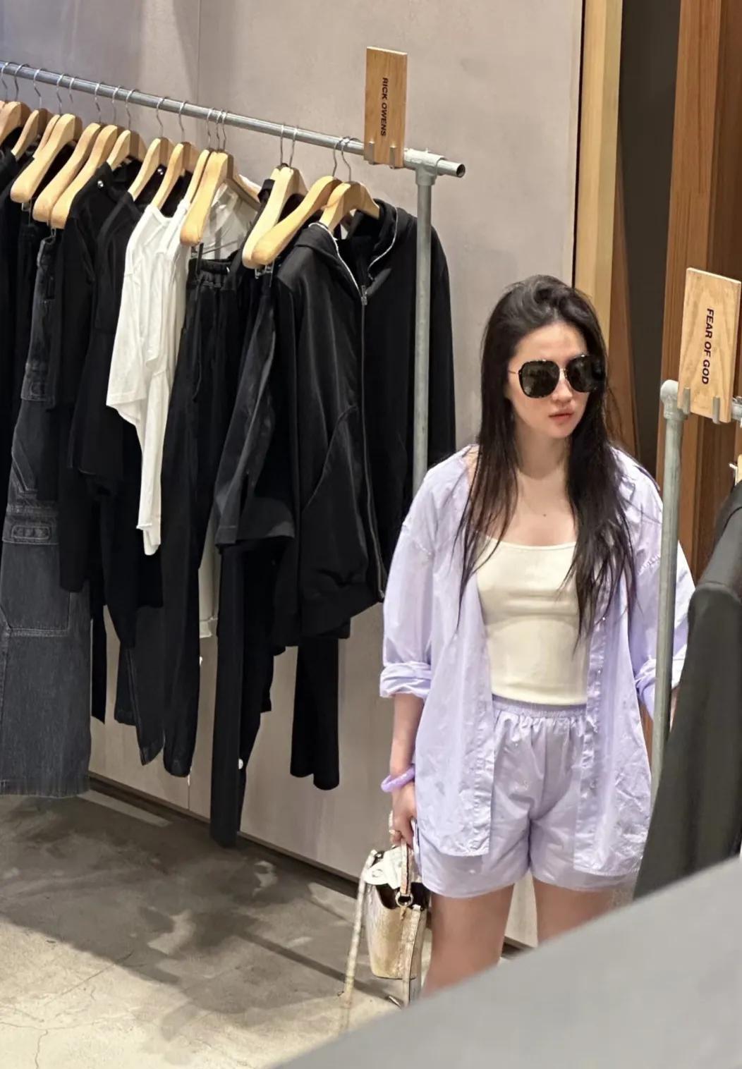 刘亦菲现身成都太古里逛街买衣服，她穿着一身休闲服，一头长发随意披散，皮肤白到发光