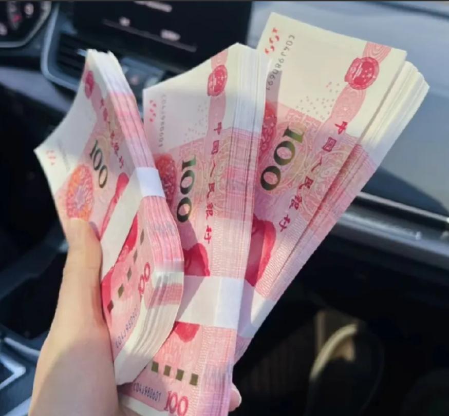 为了离婚，她给了3万，还在房本上加了他的名。结果他还是不离，人还跑了。
成都李女
