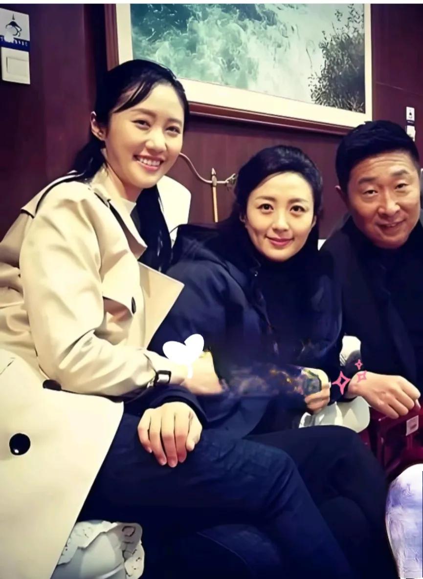 这三人合作过都市情感喜剧《都是一家人》，这张合照正是他们合作该剧期间的合影。有林