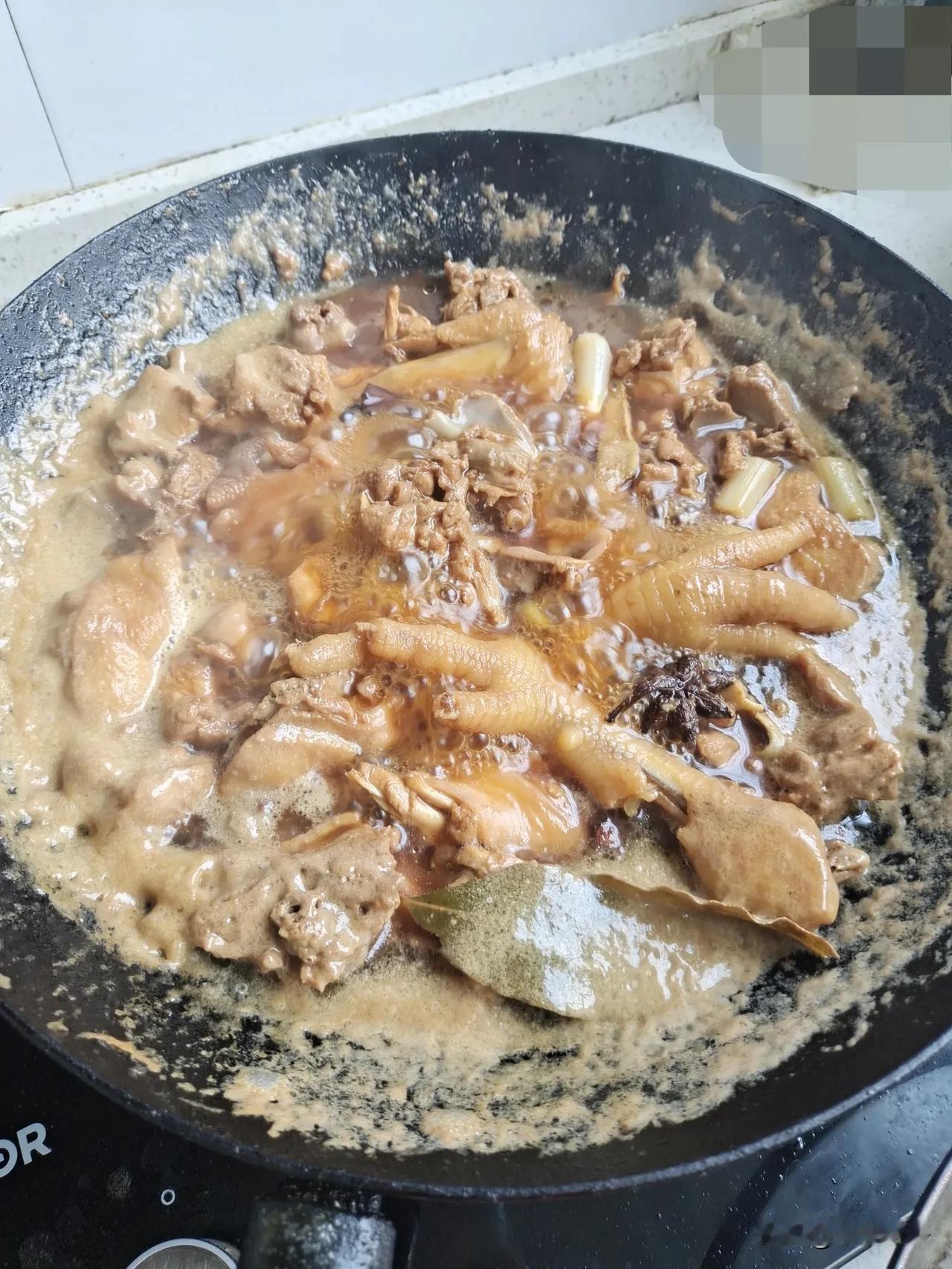 今天是初伏，听说这天要吃鸡肉，我就去超市买了只鸡，可做成这样还咋吃呀，看着就恶心