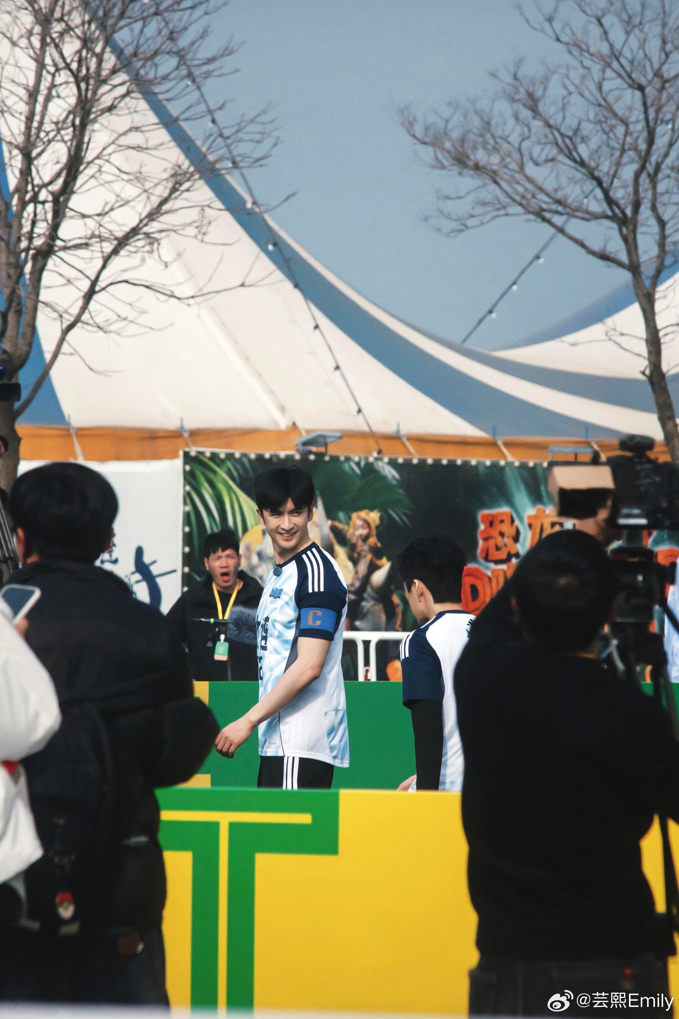 张云龙上车吧球王zyl向全世界安利张云龙 大连帅哥张云龙在东港录新综艺《上车吧球