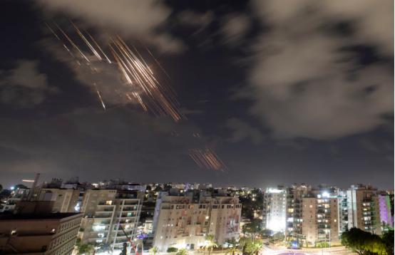 伊朗重型导弹从天而降，空中分裂出80个弹头，如火雨般砸向以色列

当地时间 5 