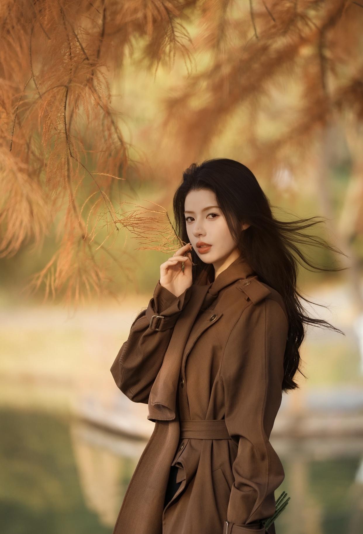 什么样的穿搭可以成为气质女神?秋日暖阳下，优雅女子轻抚发丝，漫步在金黄的树影间。