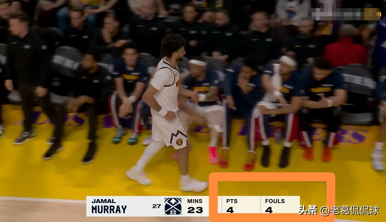 湖人真是想不赢球都难啊！在今天湖人主场迎战掘金的比赛中，当时比赛进行到了第三节的