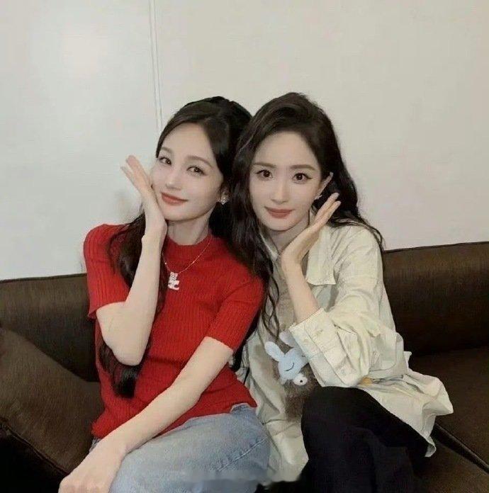 杨幂李一桐是塑料姐妹吗？没见过有什么互动 