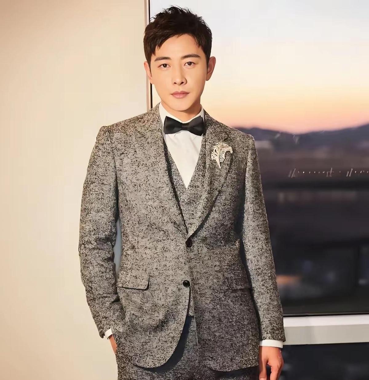 罗晋已经很难再拼事业了，
不是他没资源，也不是没演技，
而是父亲的离开对他的
打