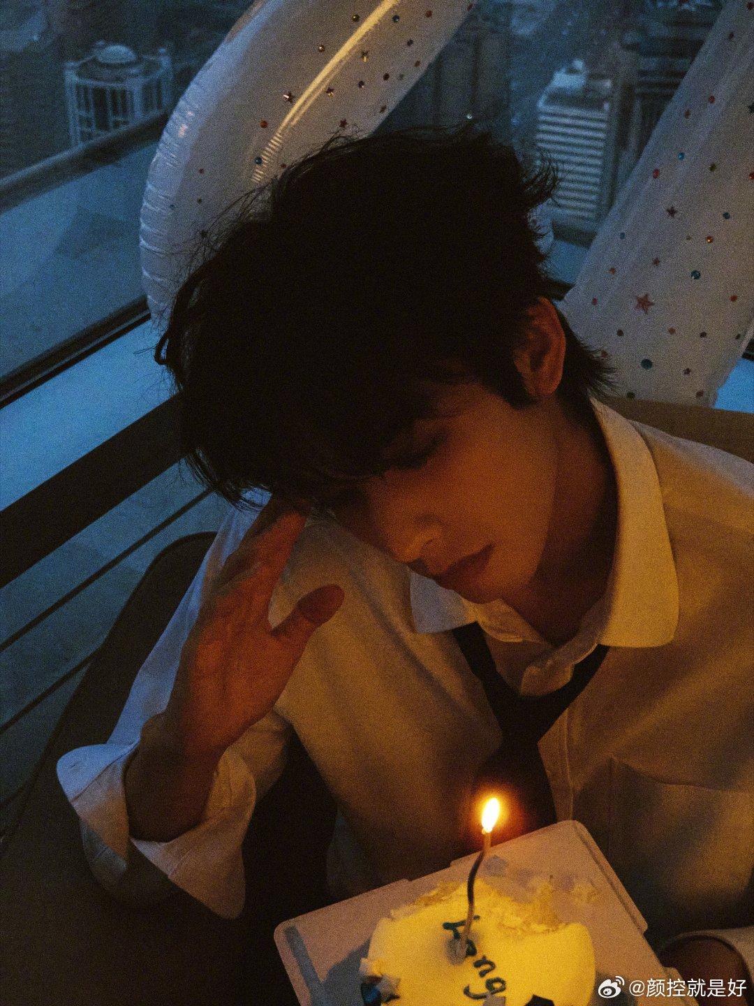 宋威龙 祝宋威龙生日快乐，天天开心！新的一年有更多优秀的作品和我们见面。 