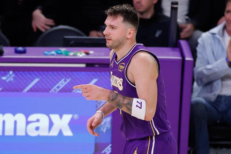 本赛季至今，东契奇场均35分9篮板9助攻1.5抢断，领跑得分榜。据统计，东契奇目