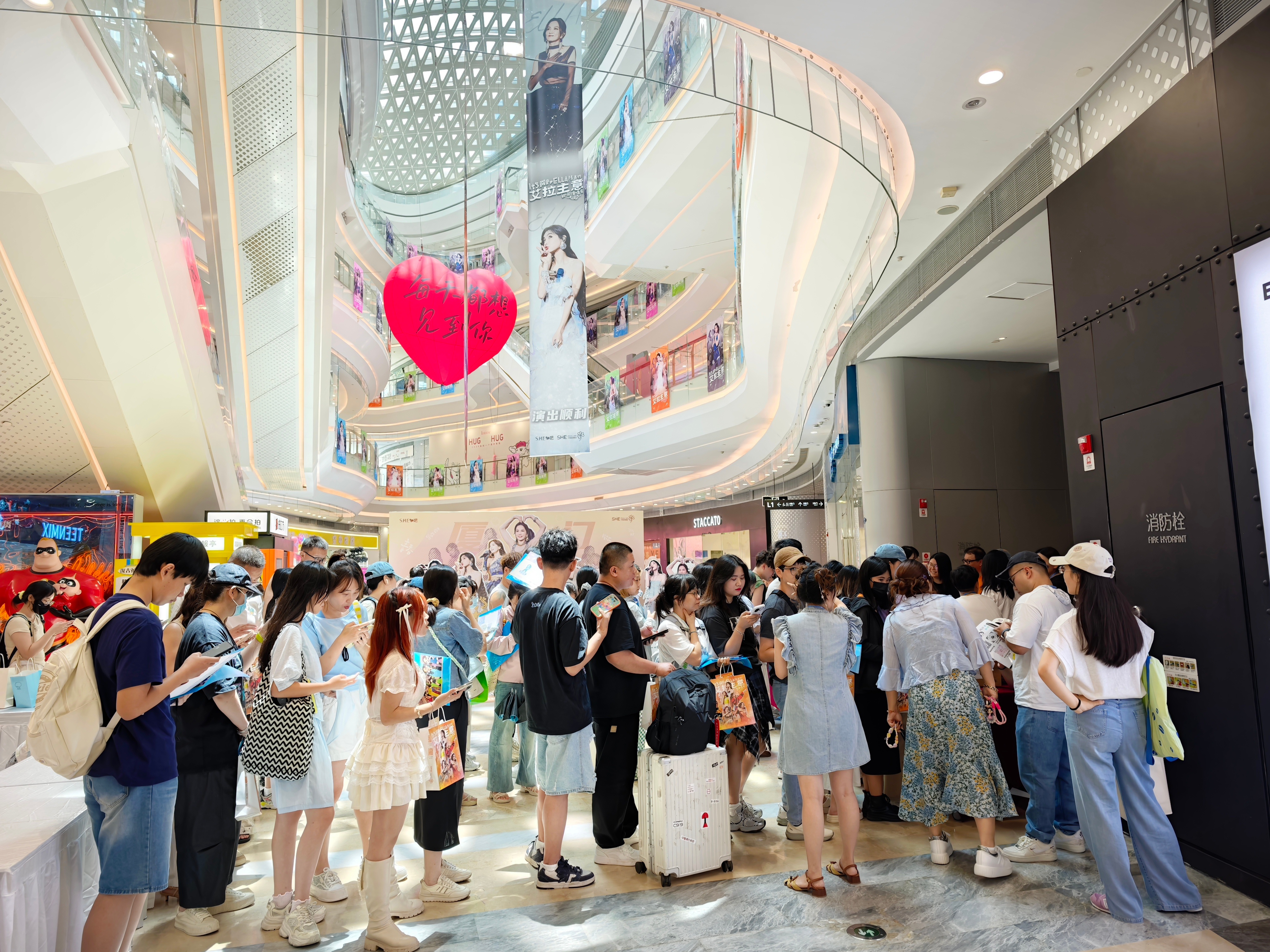 鼓浪屿的台阶少了一级 没人声张白鹭的翅膀收了一半 停在半空想轮渡的汽笛憋着气 不