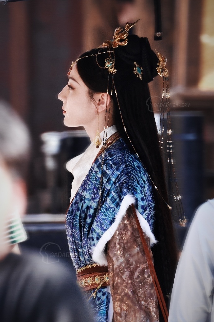 #迪丽热巴蓝色波西米亚风古装##迪丽热巴格菱纹古装# 迪丽热巴蓝色波西米亚风古装