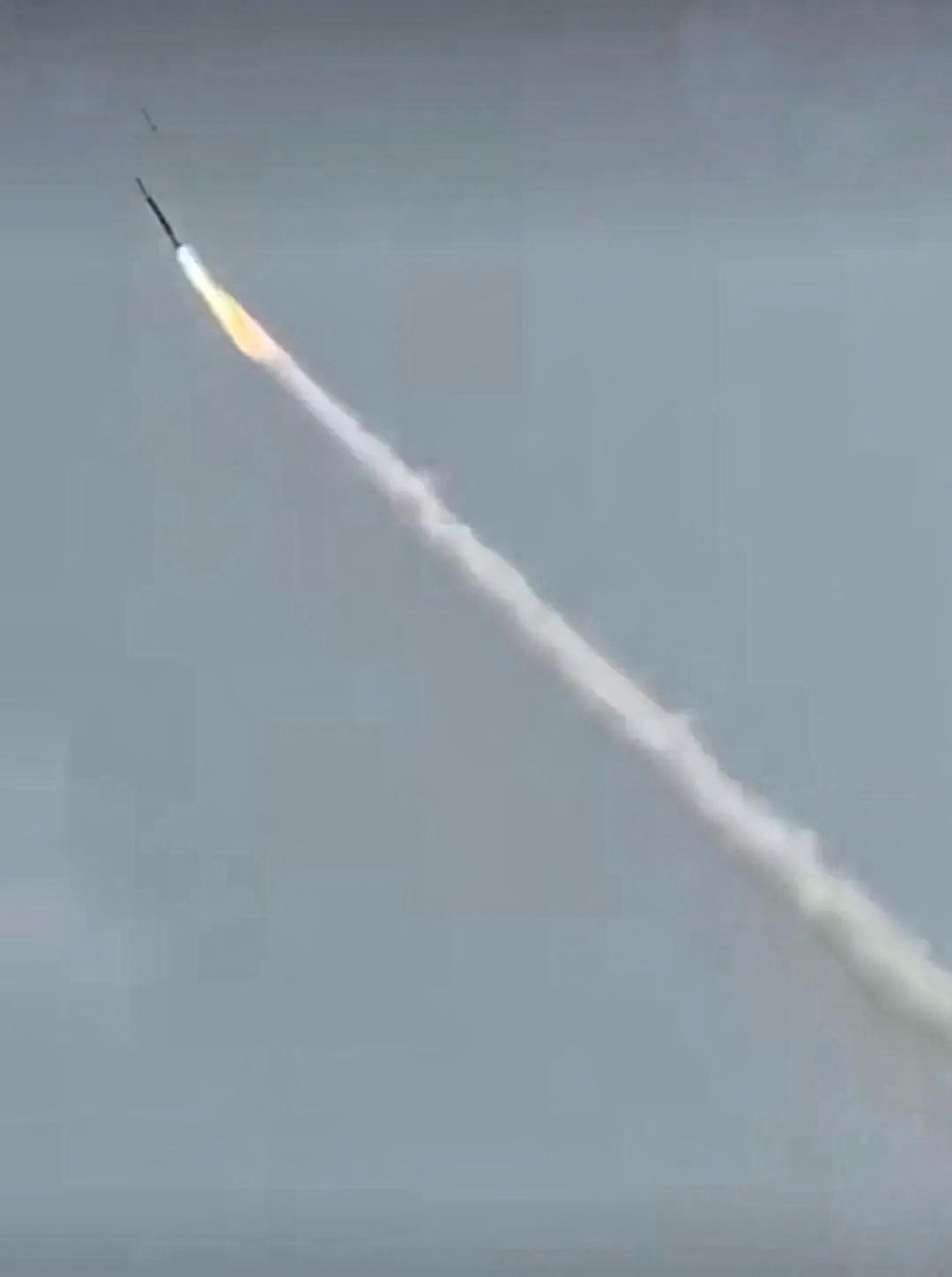 美军反导全力拦截，伊朗导弹依旧突防，这场对抗直接戳破一个真相：导弹攻防，数量比技