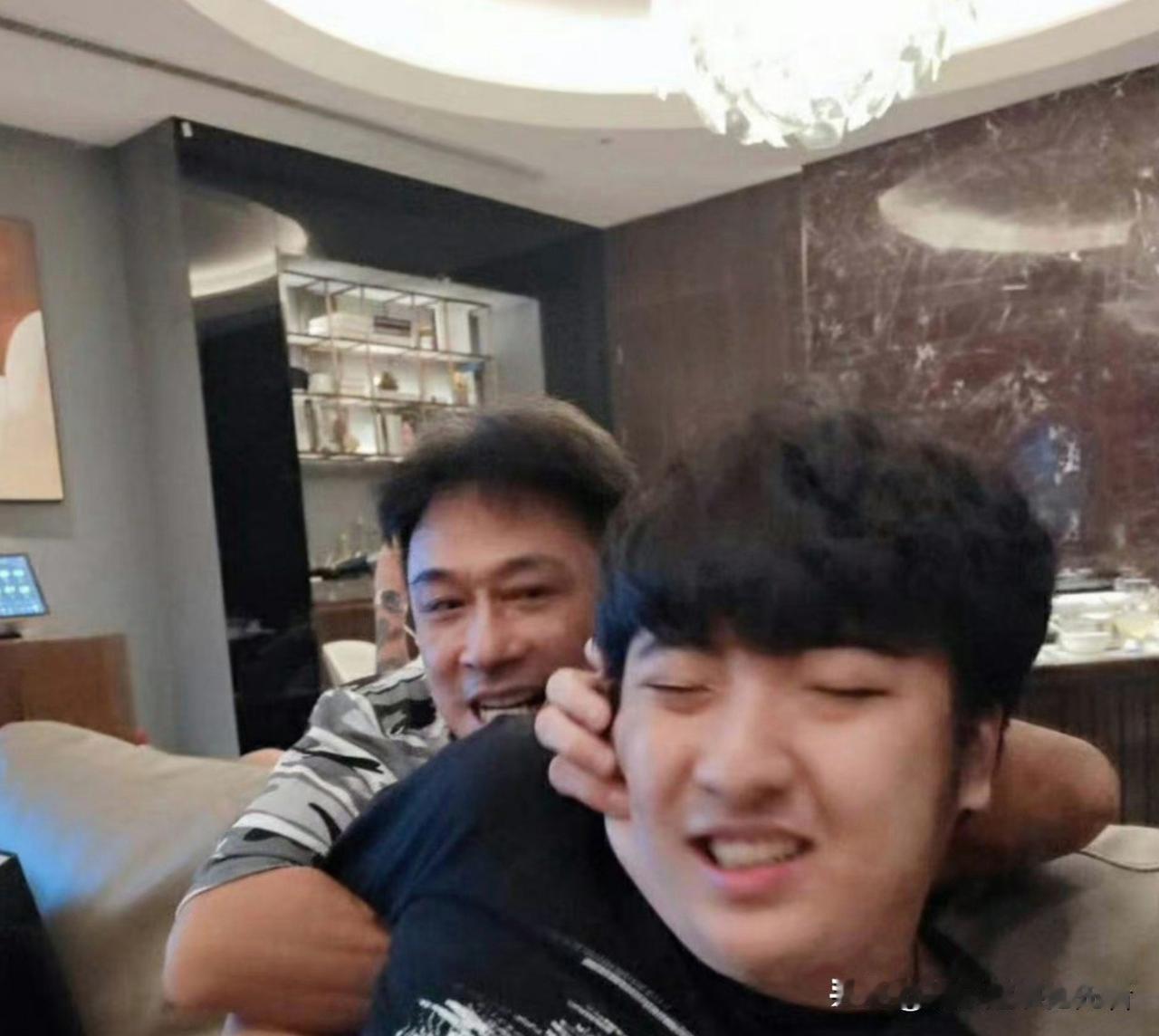 估计吴费曼回家又得被老爹揍了。

网友留言请吴费曼回答一下老爸吴镇宇在《无限超越