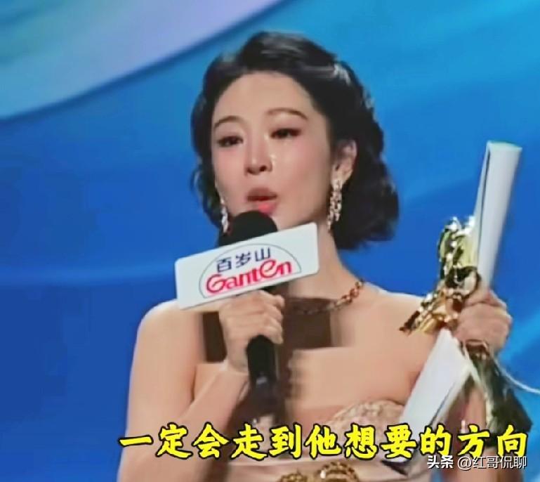 杨紫获白玉兰奖最佳女主角奖，看得出她很激动，泪流满面，言语里充满感激，在这次竞争