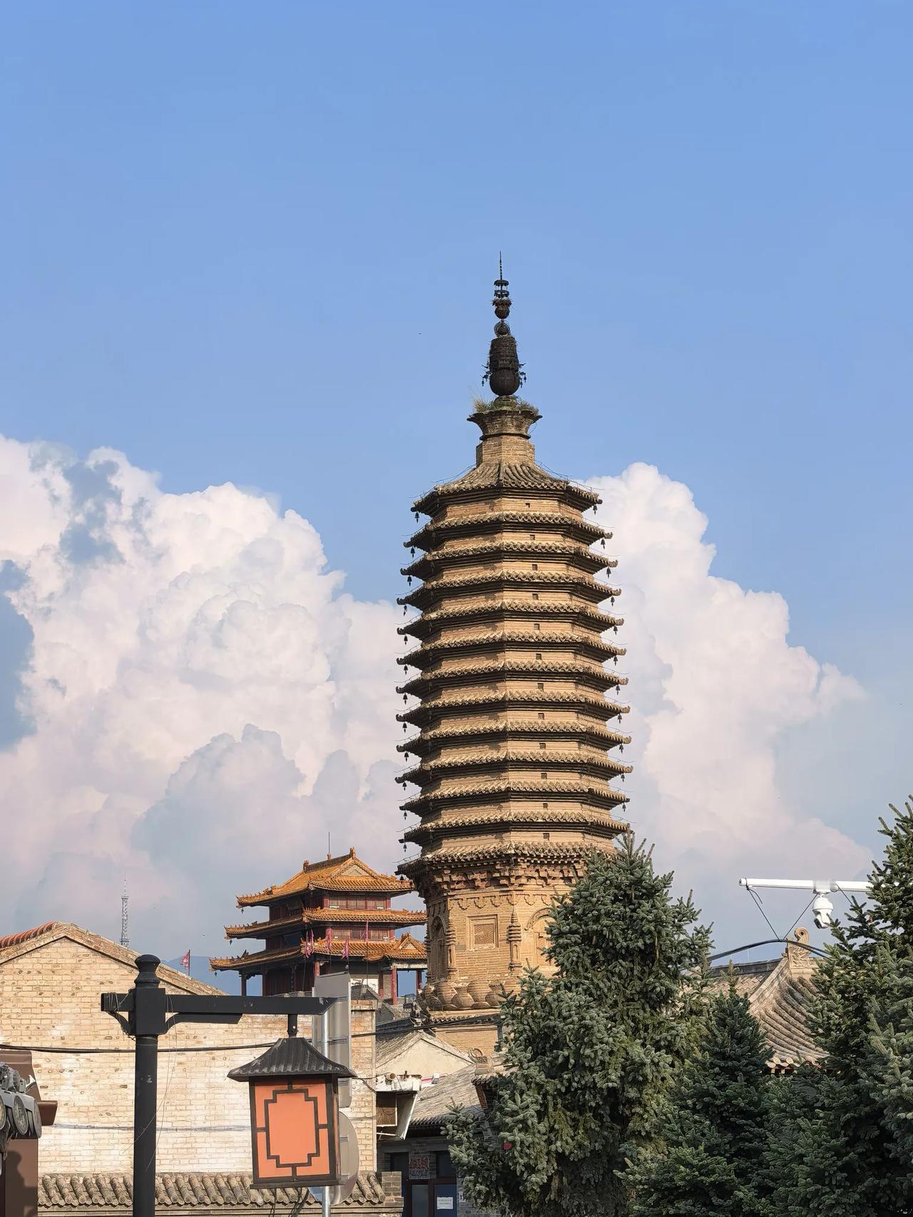 蔚州古城，南安寺辽塔。
青砖层层叠叠，屹立千年，守着这座老城的烟火。
斗转星移，