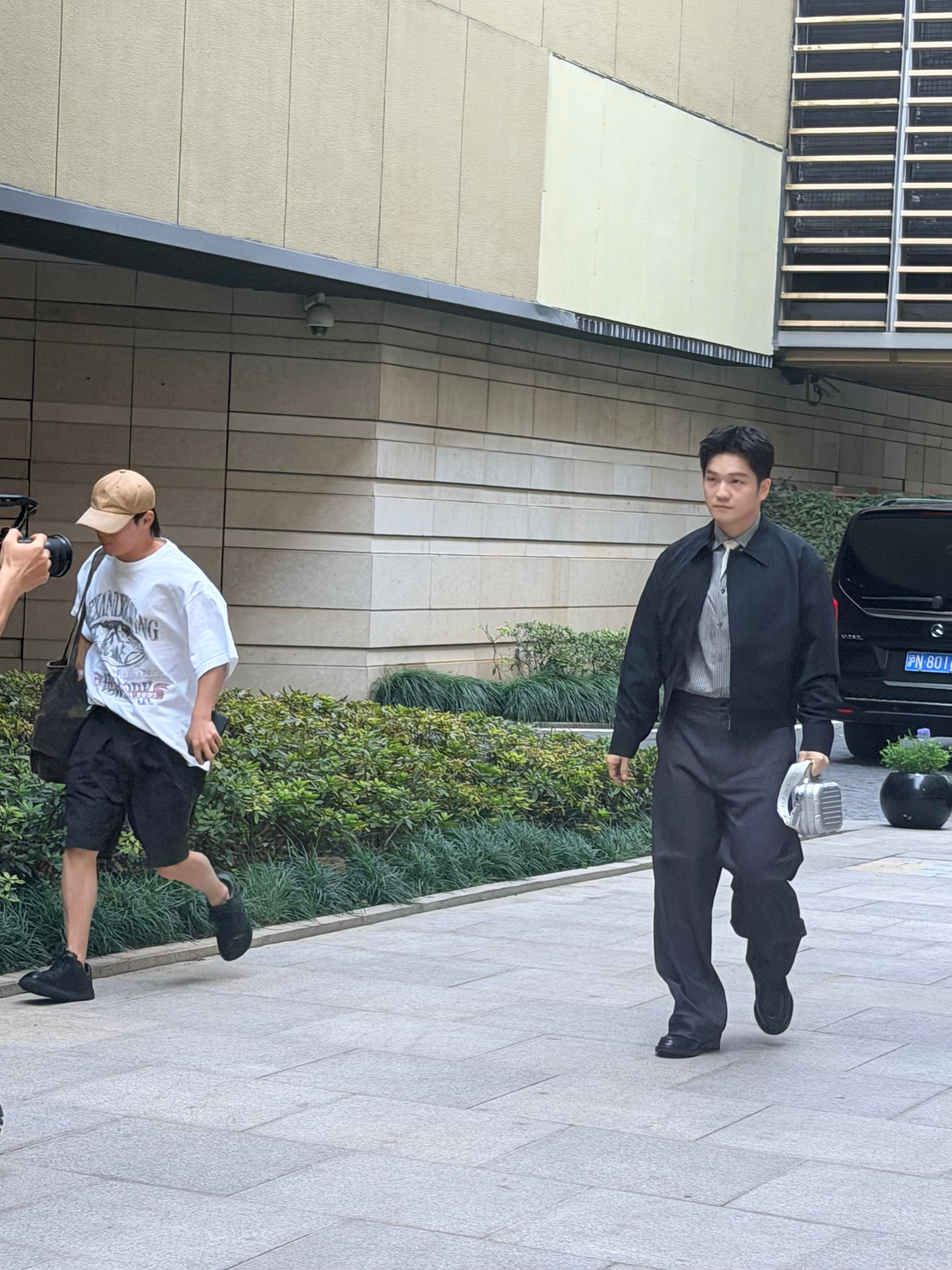 樊振东帅气造型闪现上海空降上海参加线下活动，樊振东黑衣造型氛围感拉满，清爽发型衬