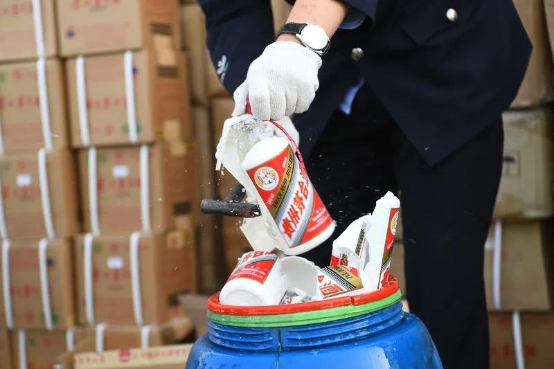 大家都清楚假酒泛滥成灾的现状，可为何还任由这种情况持续下去呢？这究竟是谁的责任？