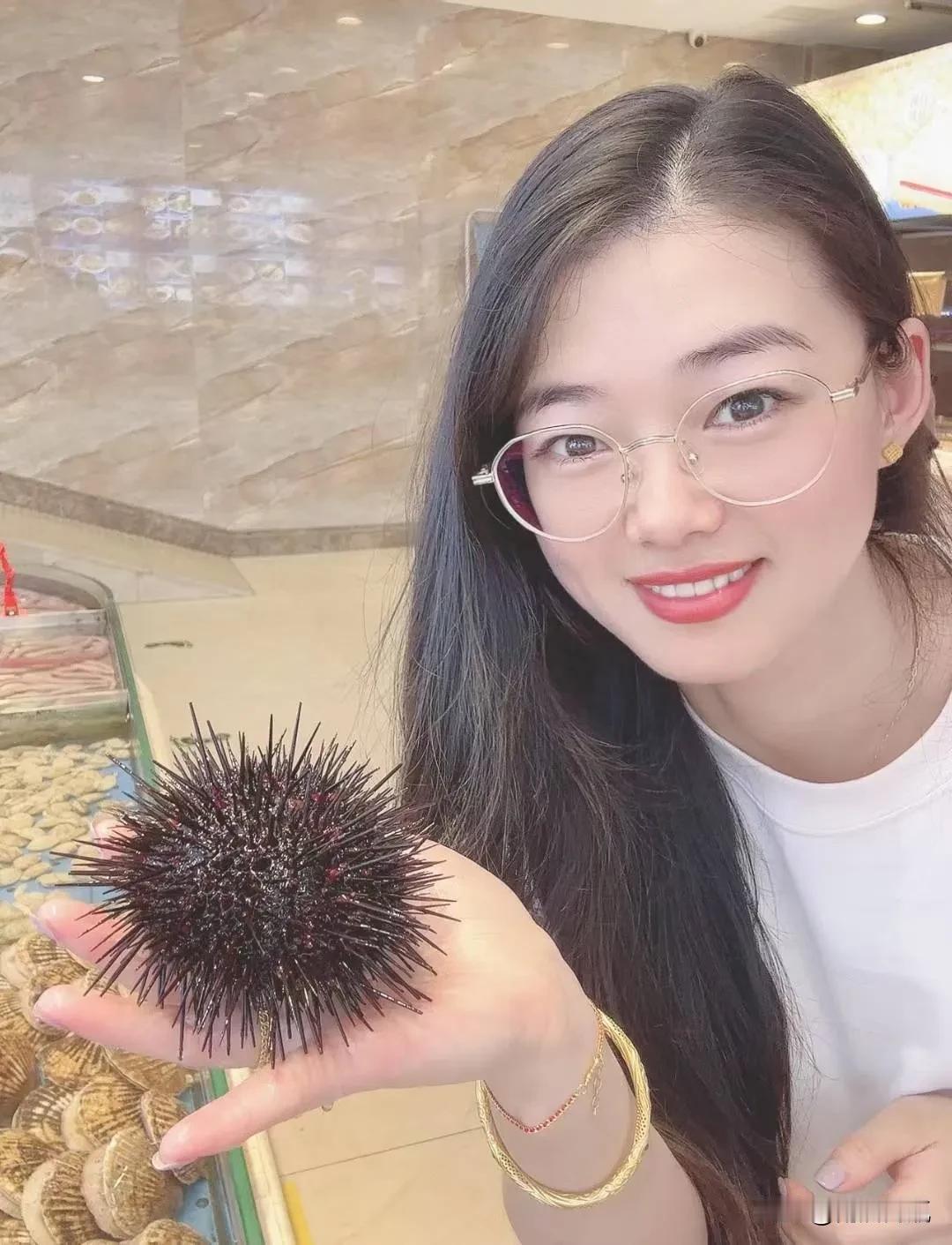 海边拾趣，手握海胆，感受大海的馈赠，这枚小家伙，像不像个小刺猬？藏着海洋的奥秘，