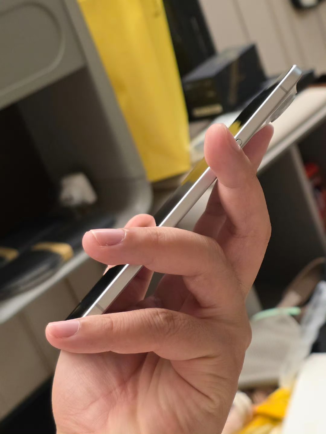 网友投稿:iPhone17 Air的厚度，真的薄啊 ​​​