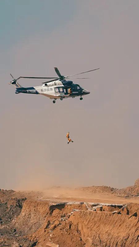 特级飞行员极限跃升 击落超限空飘物 2026年3月13日，《解放军报》披露了空军