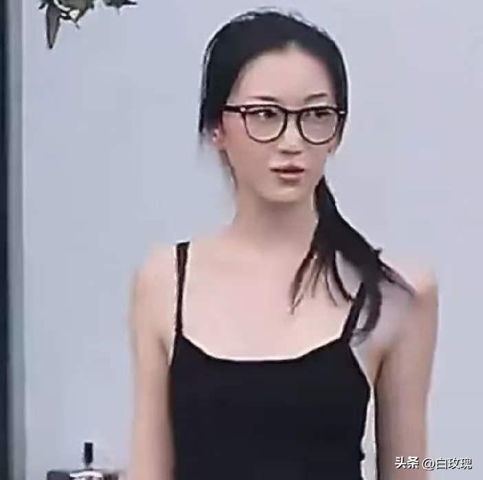 20岁李嫣，最新露面，
8月17号，王菲和李亚鹏的20岁女儿李嫣，又被推上了热搜
