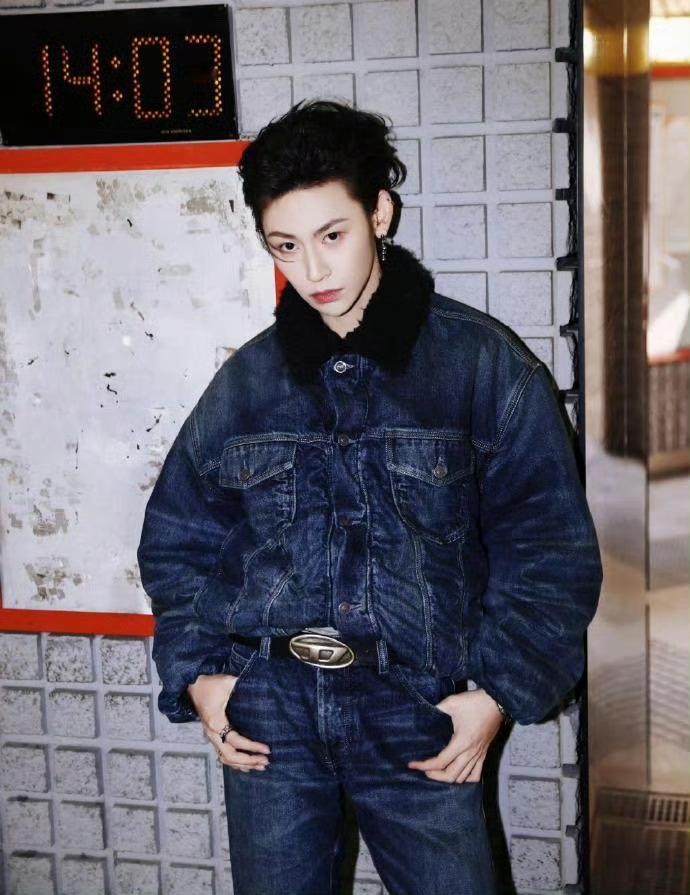 小鬼时尚圈最严肃的Daddy 米兰秀场的他自带BGM！背头墨镜酷飒，鞠躬招手圈粉