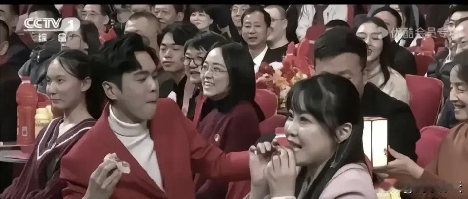 去年春晚吃肉的这位女子跟今年春晚喝AD钙奶的看上去是好像同一个人啊？长了一副科技