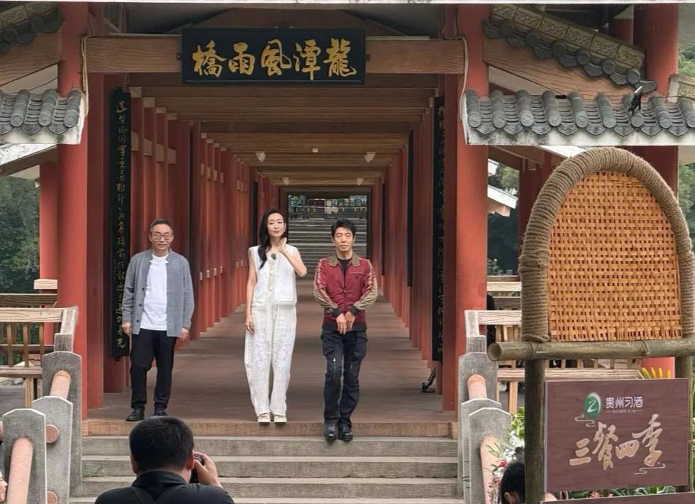 左边是文化学者东西，1966年出生于广西天峨，身高168cm。
中间是王鸥，19