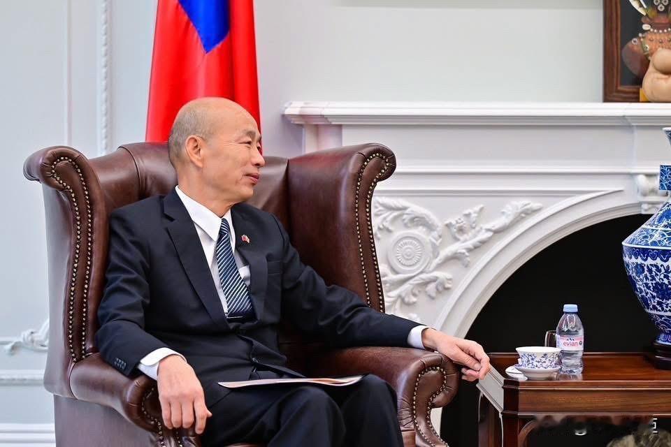 韩国瑜今（17日）在脸书发文叫嚣称，这次欧洲行程中，我们也与英国首相对台贸易特使