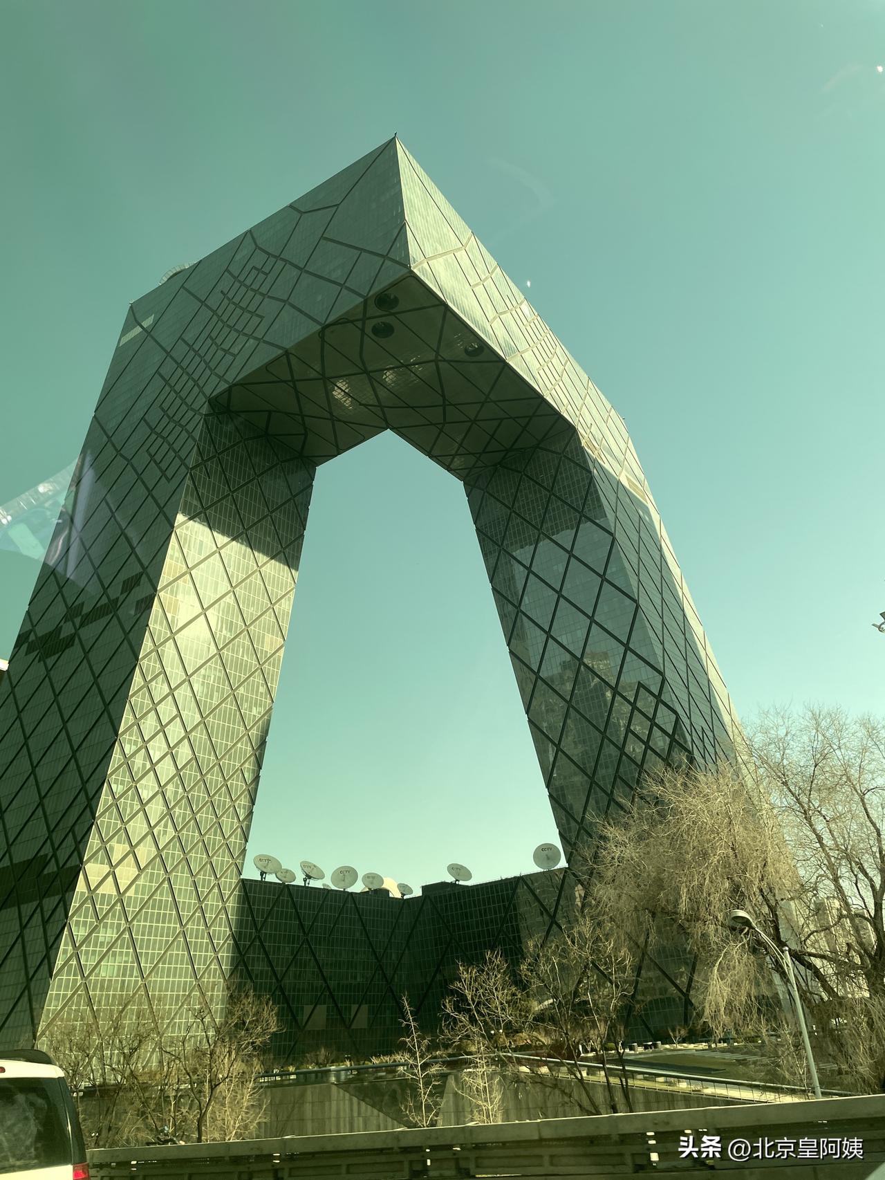 每次路过北京东三环中央电视台，我都喜欢拍张照片。这回正好赶上天空晴朗，万里无云。