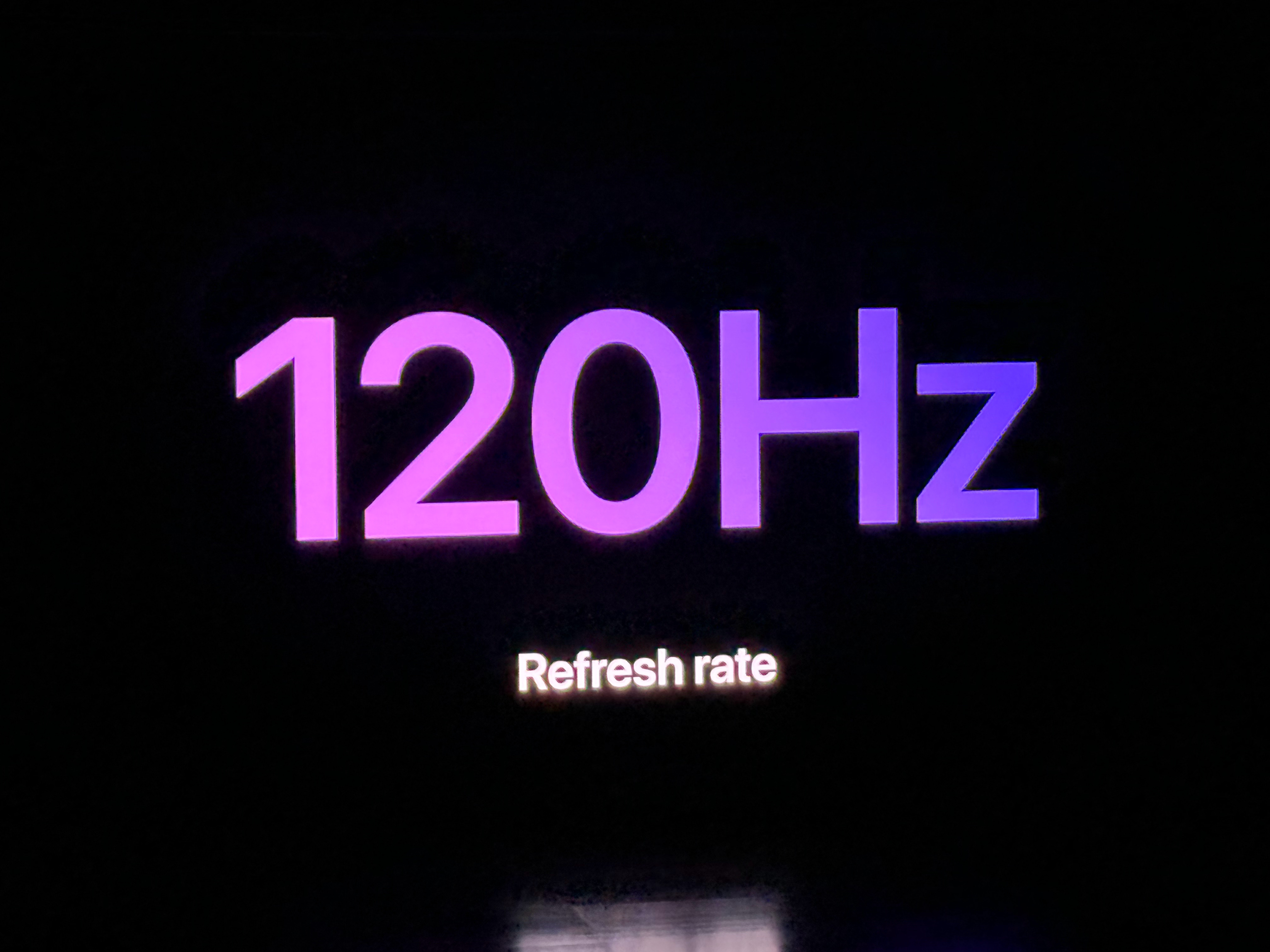 苹果发布会 iPhone 17 基础款！120Hz ProMotion！ A19