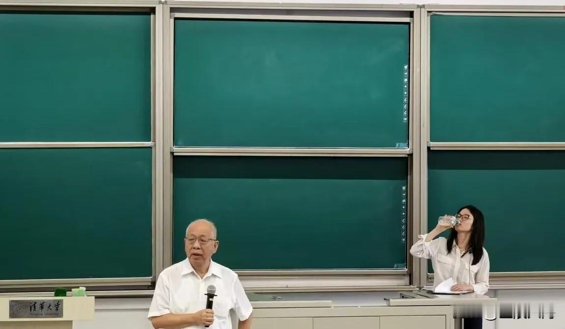 邱成桐亲自为她开场，她安静站在一旁，从容端起水杯喝了一口。
 
台下数百道目光全