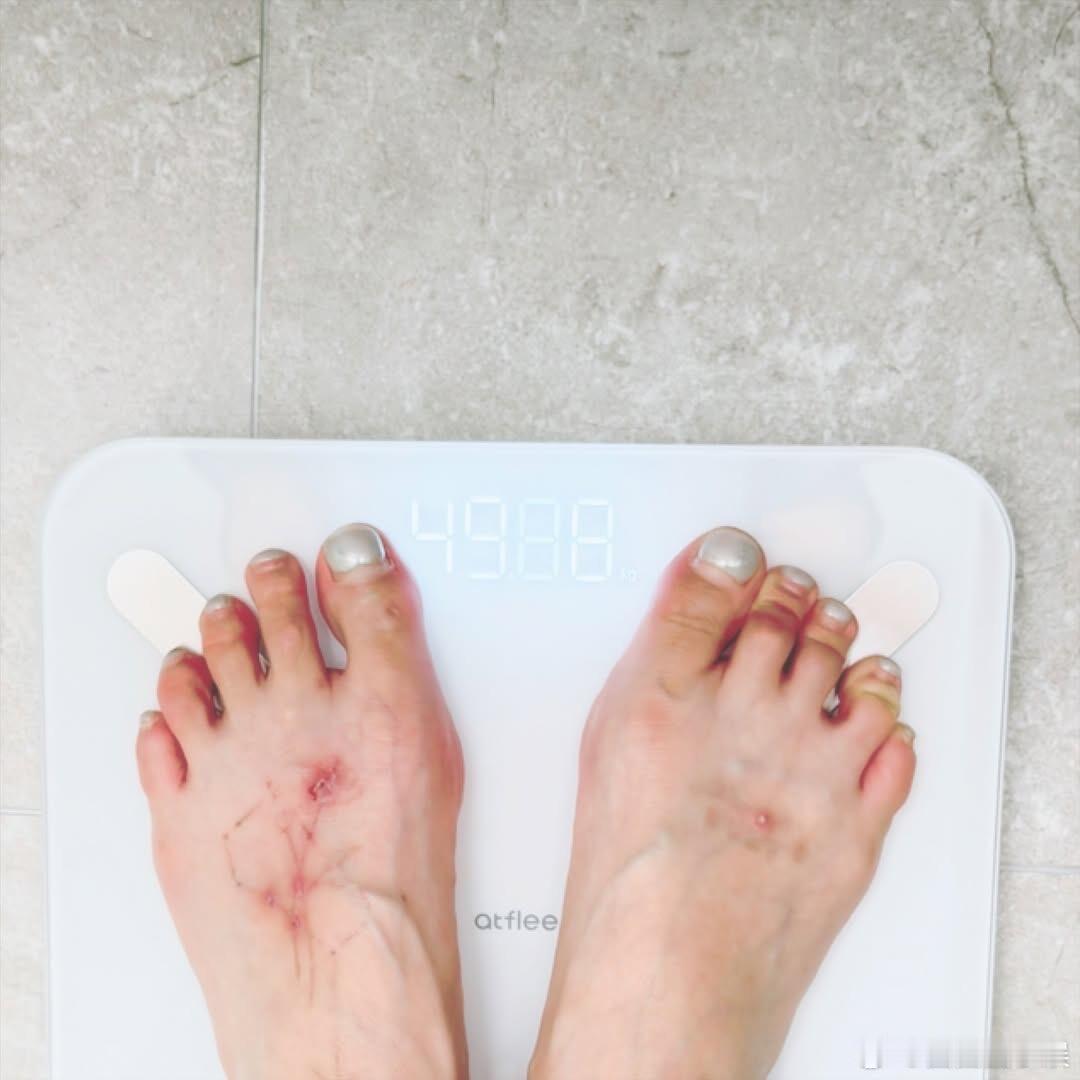 泫雅公开最新体重泫雅ins公开自己最新体重，不管多少斤，都会很喜欢她的。泫雅瘦到