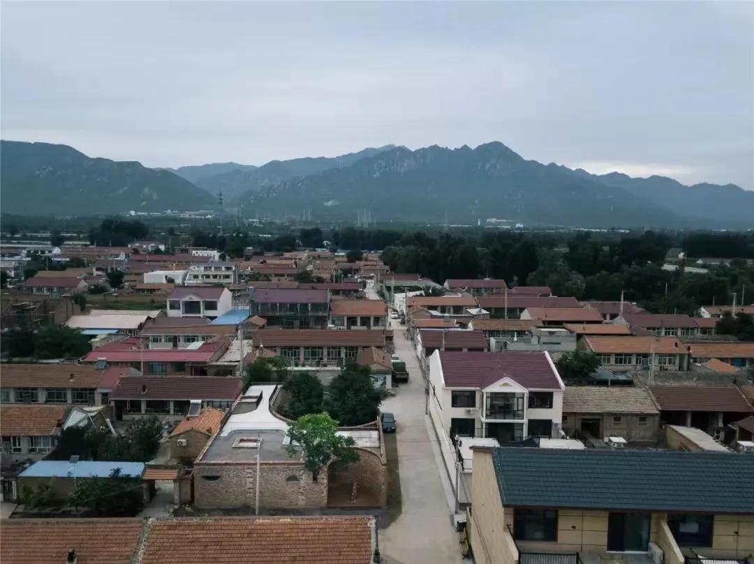 北京延庆，一村民在25年前，将自己一套6房2厅的农村房子，以10万元的价格卖给了