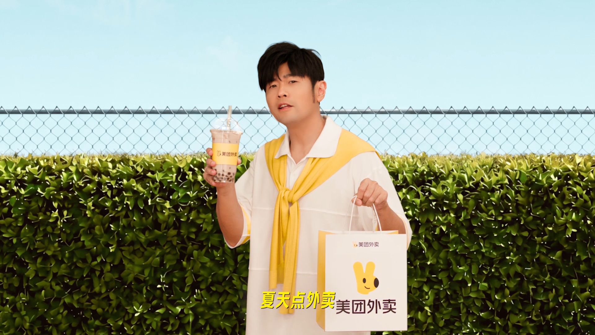 周杰伦打完寒假工又来打暑假工循环锁定周杰伦代言美团，冬天夏天都不缺席，外卖冰饮保