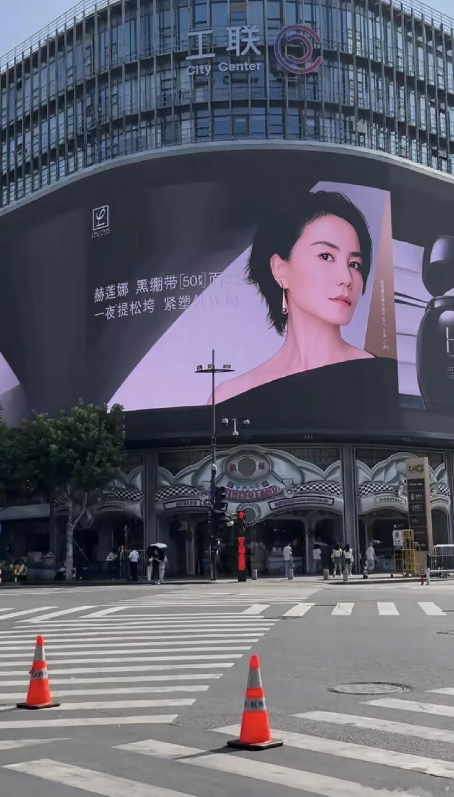 王菲全新的赫莲娜广告在西湖边大屏幕上播放，据说68万一条，她颈纹深了，脸上有沧桑