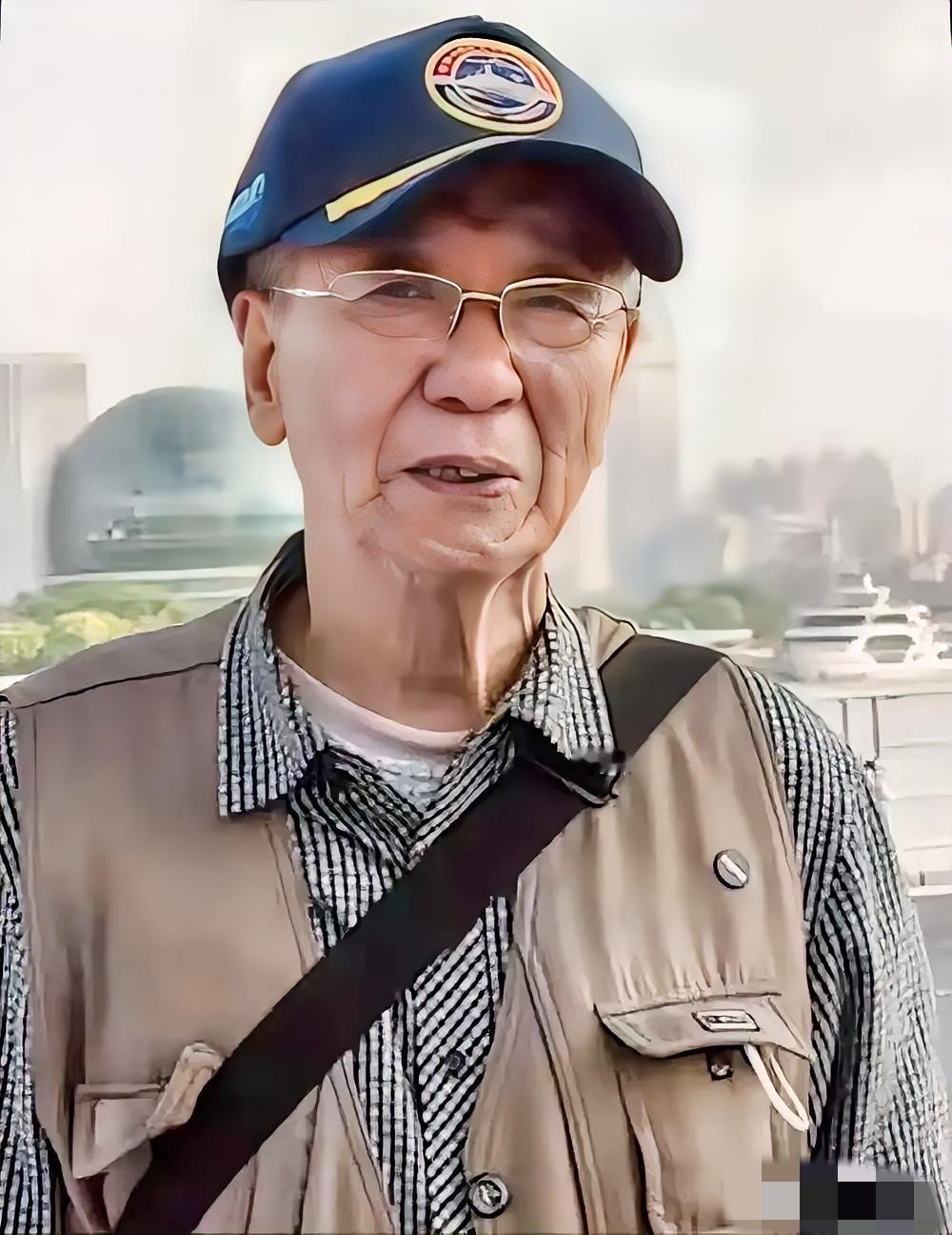 眼泪直接破防！91岁海军老兵无预约登舰，这枚72年的胸标，比任何门票都珍贵！
 